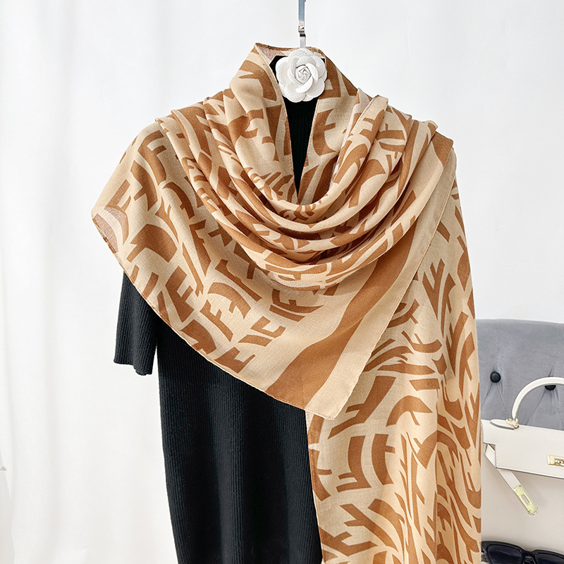 Bufanda con estampado de letras simple de sentido avanzado clásico transfronterizo Moda para damas Temperamento de reducción de edad Fotografía con chal