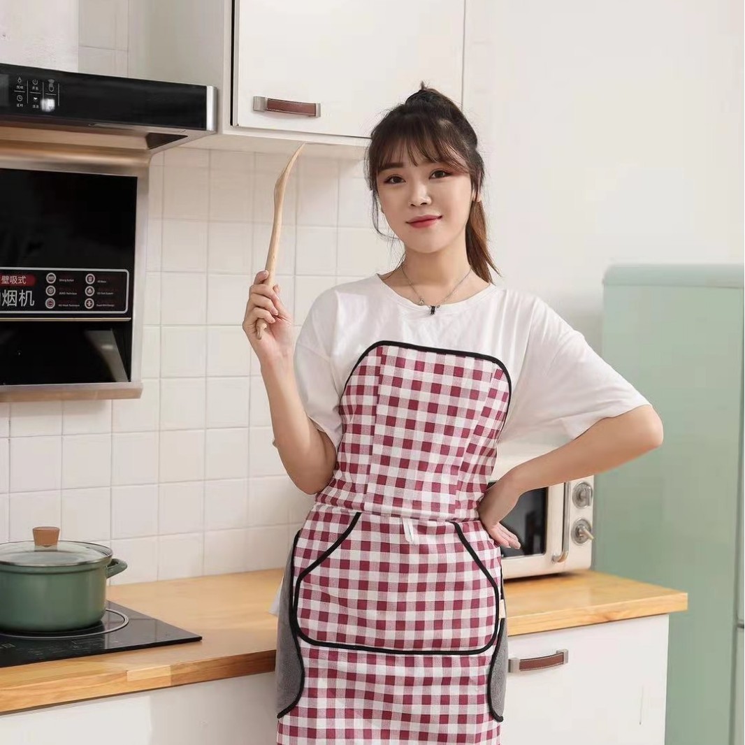 Nano rojo y blanco a cuadros con mano limpiando