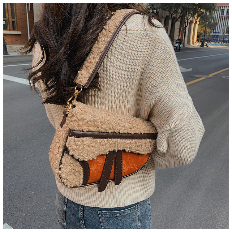 New Niche Plush Messenger Bag Fashion One-shoulder Underarm Saddle Bag display picture 8