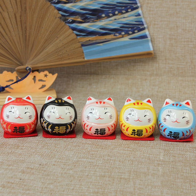 Estilo japonés Lucky Damo decoración tamaño pequeño tienda apertura regalo creativo hogar cerámica lindo escritorio decoración del coche