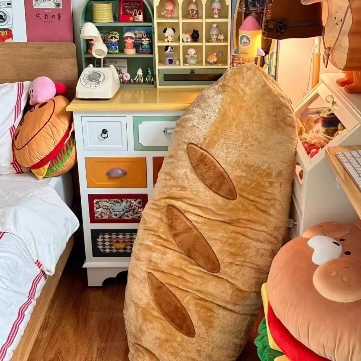 Диван для сна для кровати, подушка, кукла, хлеб