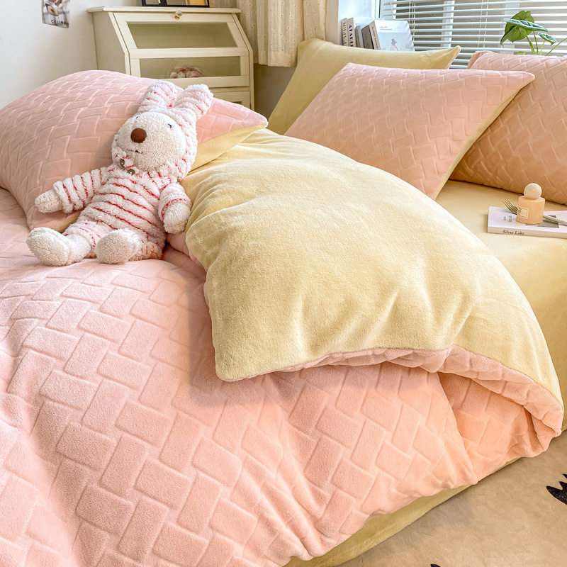 Nuevo conjunto de cuatro piezas de terciopelo tallado, dormitorio de terciopelo de leche grueso, tres piezas de cama, cama de cama, sábanas cálidas, sábanas de invierno