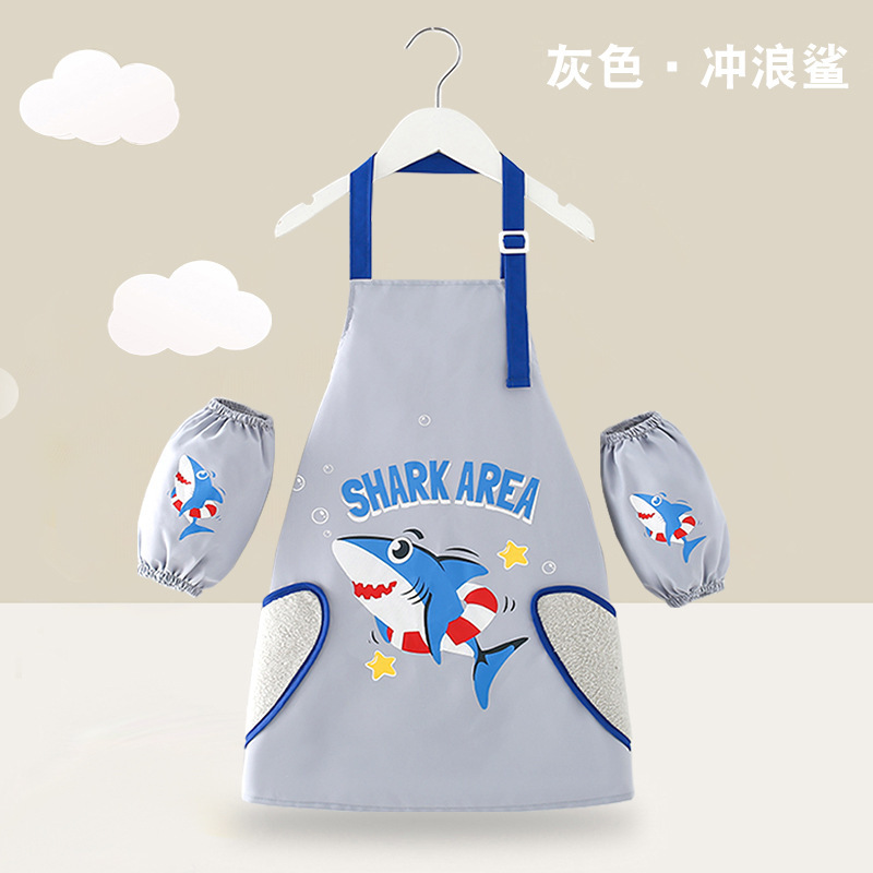 子供のエプロンの絵のカバーの服の男の子の赤ちゃんは食事をします。|undefined