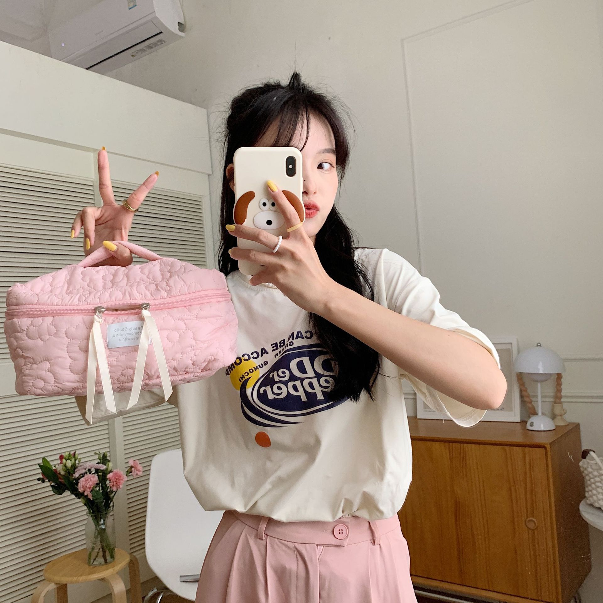 The 2631 Japanese-style fresh color-blocking flower hand-held makeup bag has a large capacity and can be carried hand in hand with a storage bag and a student pen case undefined