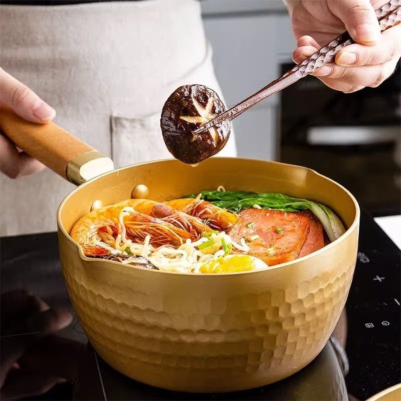 Japanese-style Yukihira pot, a stylish and popular design for home use, in gold color, suitable for dorm rooms, and can be used on both induction cooktops and gas stoves