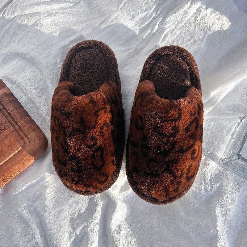 Hello Kitty zapatillas estampadas de leopardo interior de peluche de peluche de invierno anti-deslizante calentamiento al por mayor zapatillas de algodón lindas