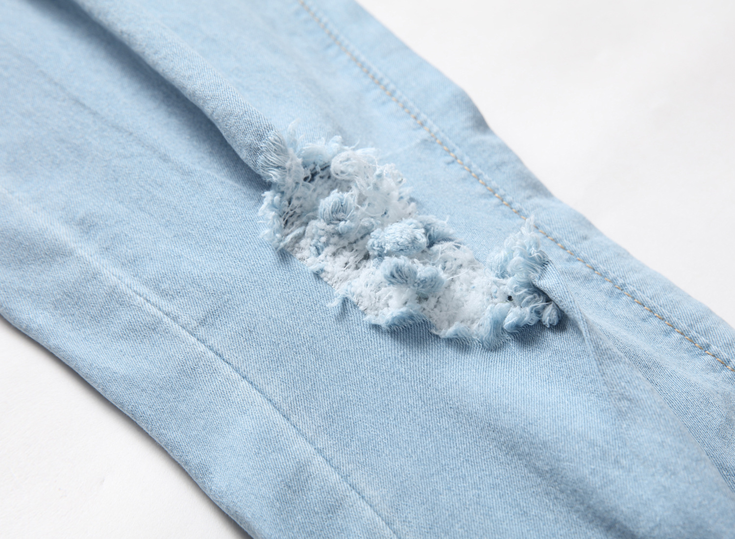 Bianco e vissuto slim per i jeans da uomo dalla vestibilità attillata_voghion.com