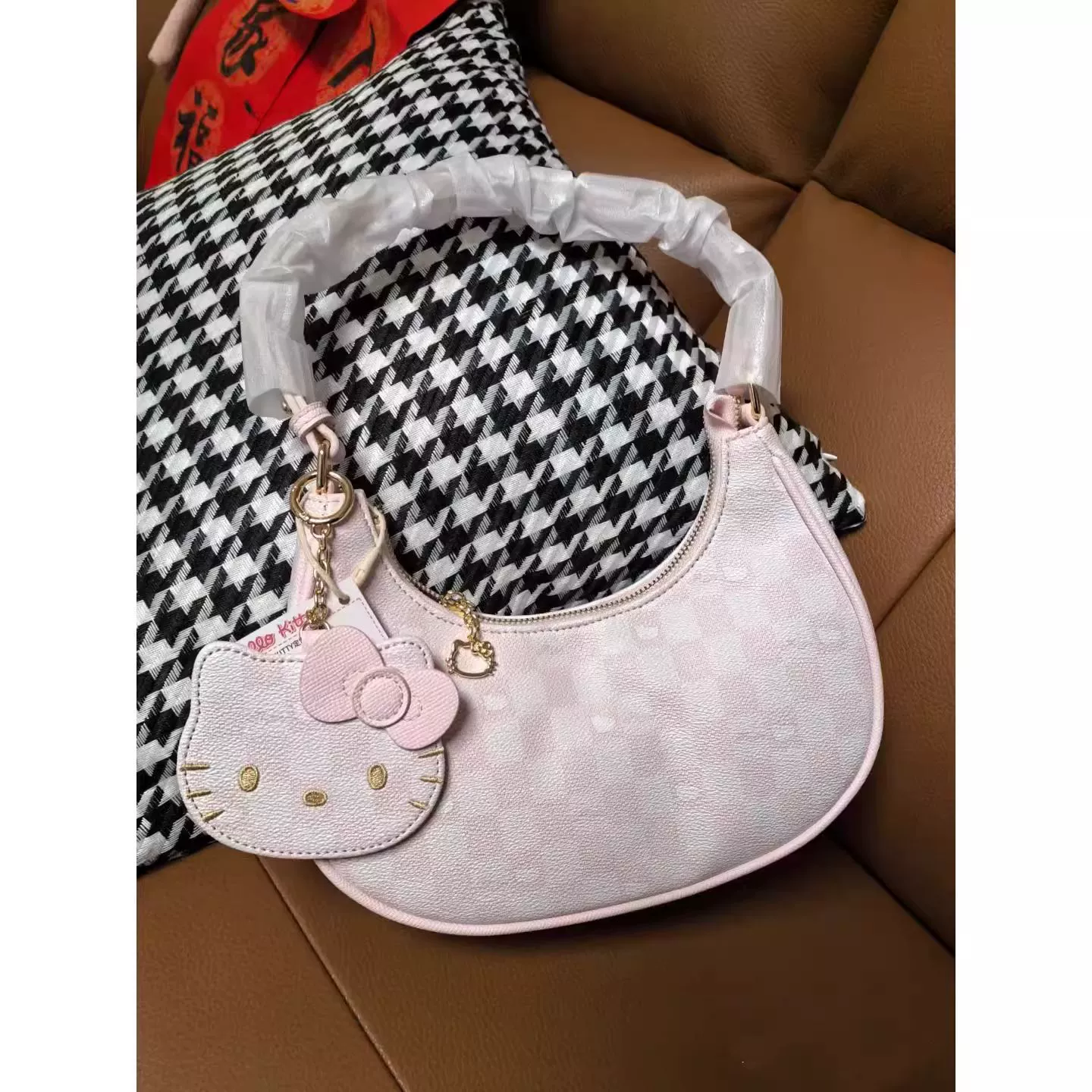 Сумка через плечо (Hello Kitty) маленькая подмышечная сумочка через одно плечо, подвеска вишня, подарочная коробка