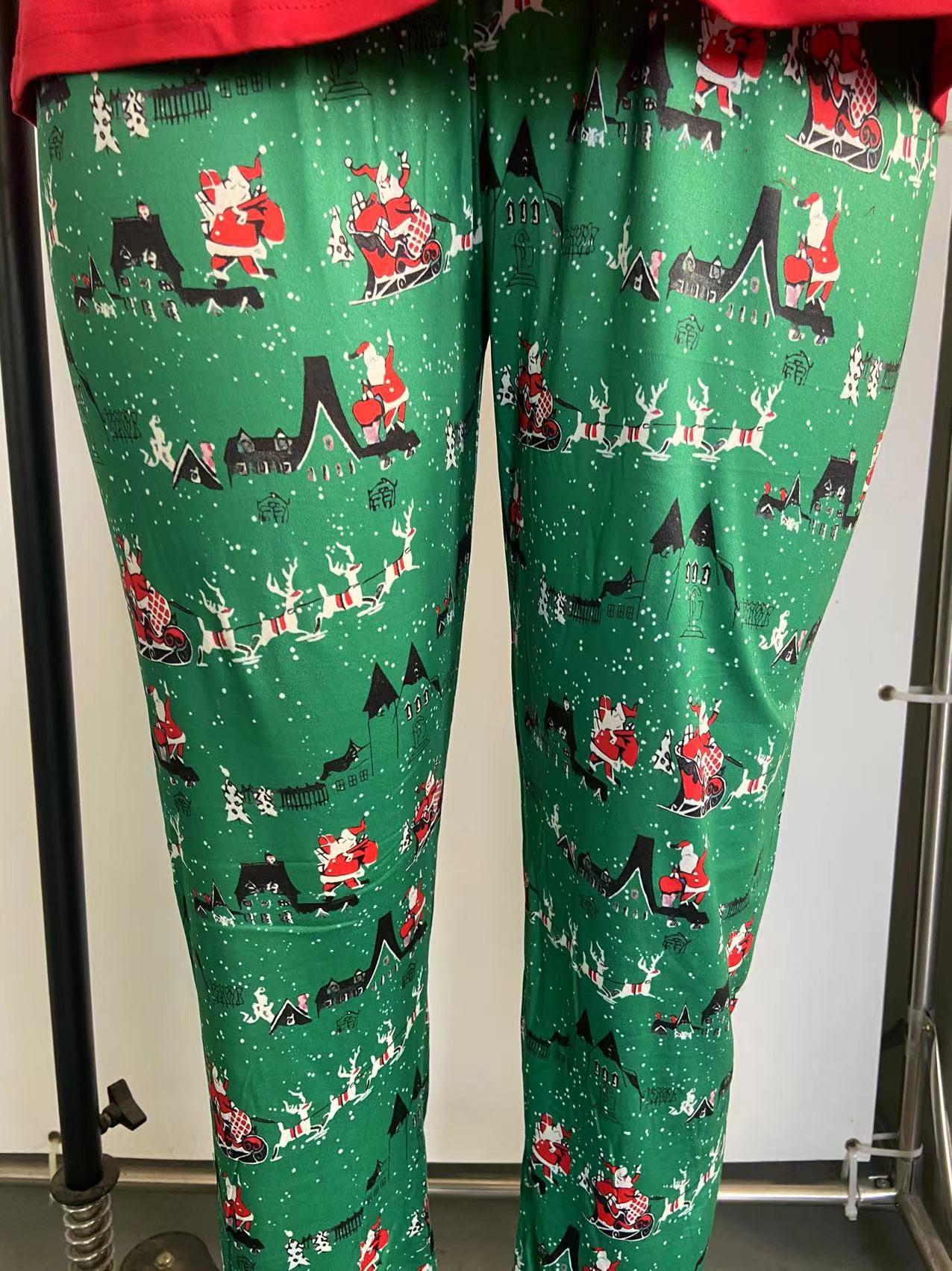Damen-Nachtwäsche Neujahrs-Eltern-Kind-Outfit aus Baumwolle Heimdekoration Herbst und Winter Weihnachtsmann-Druck Weihnachtspyjama Eltern-Kind-Anzug_voghion.com