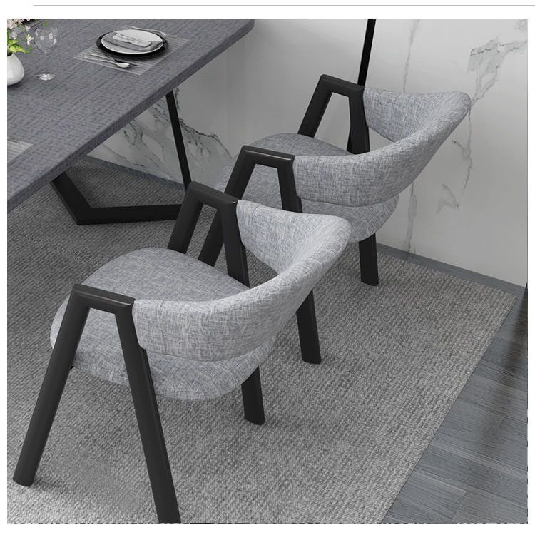 단일 테이블 + 의자 2개