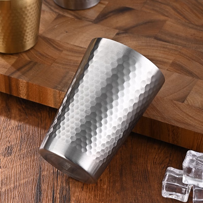 Corea 304 taza de cerveza de acero inoxidable de oro comercial de doble capa anti-escaldado taza restaurante engrosada antideslizante patrón de martillo taza