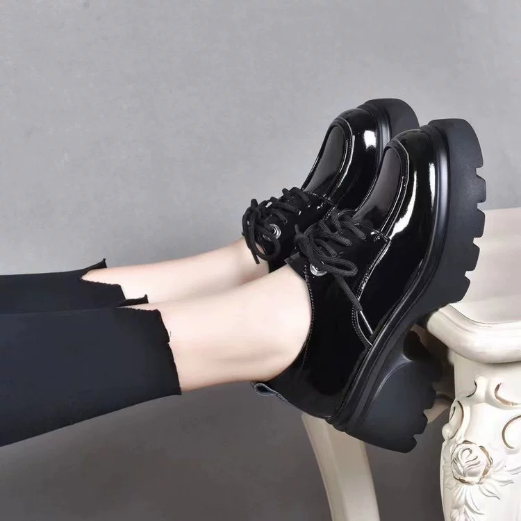 Маленькие кожаные туфли для женщин 2024 года, весна и осень, новые черные туфли в британском стиле на толстой подошве со шнуровкой, кексы на массивном каблуке, универсальные кожаные туфли