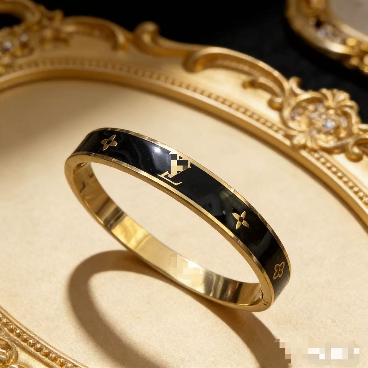 2025 新しいヨーロッパとアメリカのビッグブランドチタン鋼ブレスレット非退色ステンレス鋼ブレスレットバックルオープニングハンドジュエリー卸売