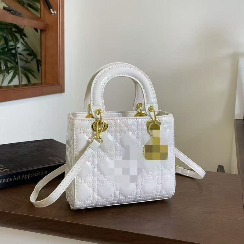 Princess Diana patent leather new fashion 2026 versatile handbag for women, high-end quilted crossbody bag for socialites Princess Diana patent leather new fashion 2026 versatile handbag for women, high-end quilted crossbody bag for socialites