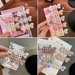 レトロな漫画の猫の魚の骨のヘアピンのかわいい少女の心の前髪の端はアイデアを挟みます。