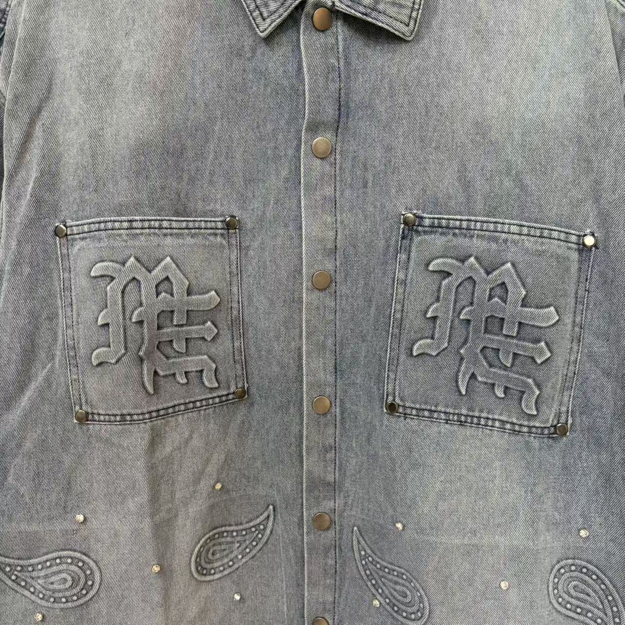 Marchio di tendenza transfrontaliero europeo-americano MIXED&EMOTION Camicia a maniche corte in denim con lettere paisley in rilievo per uomo e_voghion.com