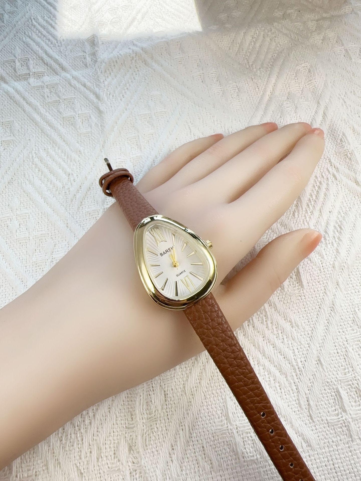 50g Weight Ordinary Glass Mirror Material Imitation Leather Strap Material Watch Classification Pointer+Number Display Type Buckle Buckle Style Drop shape Dial Shape Quartz Movement Women's Gender Retro Solid Color Buckle Quartz Watch Women's Watches 12