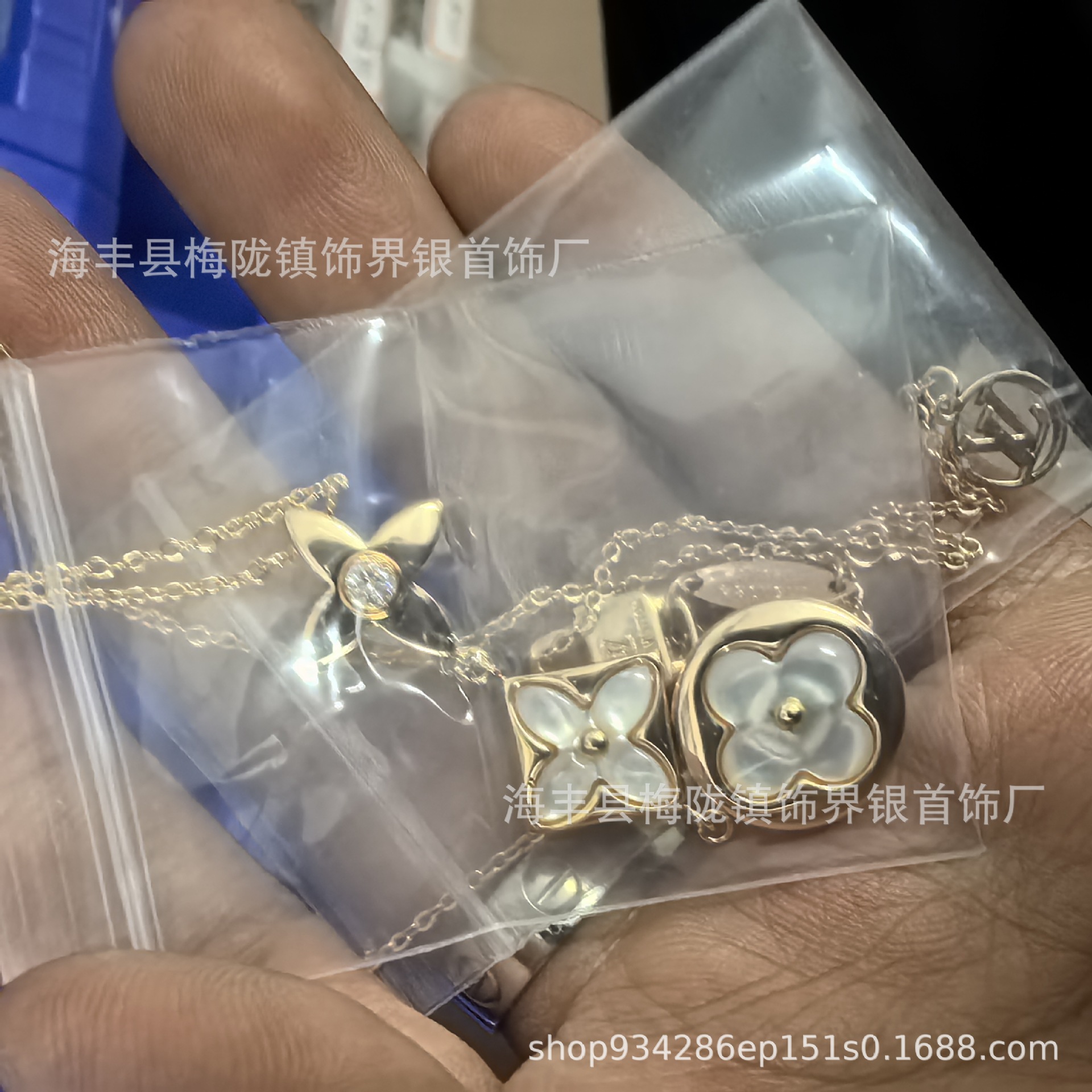 Donkey Familyの新作高級版四つ葉のクローバー五花ブレスレット、女性用18金メッキ、オールドフラワーパウダーシェルネックレス、アマゾナイトイヤリング