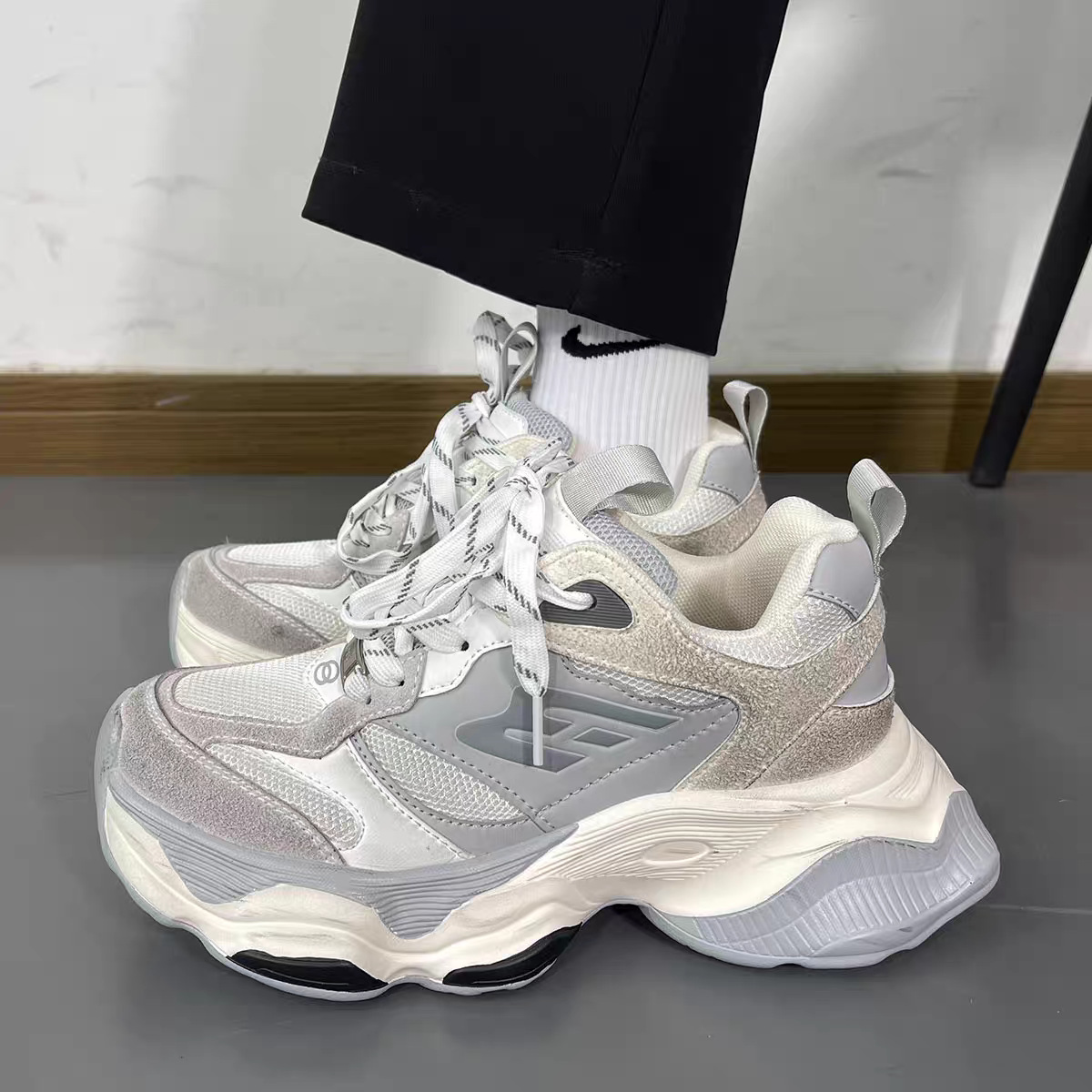 Small design retro sneakers platform for leisure