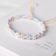 グラデーションの小さいデイジーの手の縄の手編みのブレスレットの赤い縄の編みの縄の贈り物