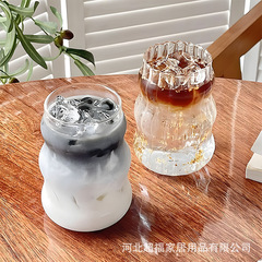 コーヒーガラスのコップを提供します。