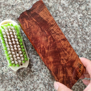 �����S̴��֦�tľС���S���ϰ����ְѼ�ˮ�����y�������S����ľ