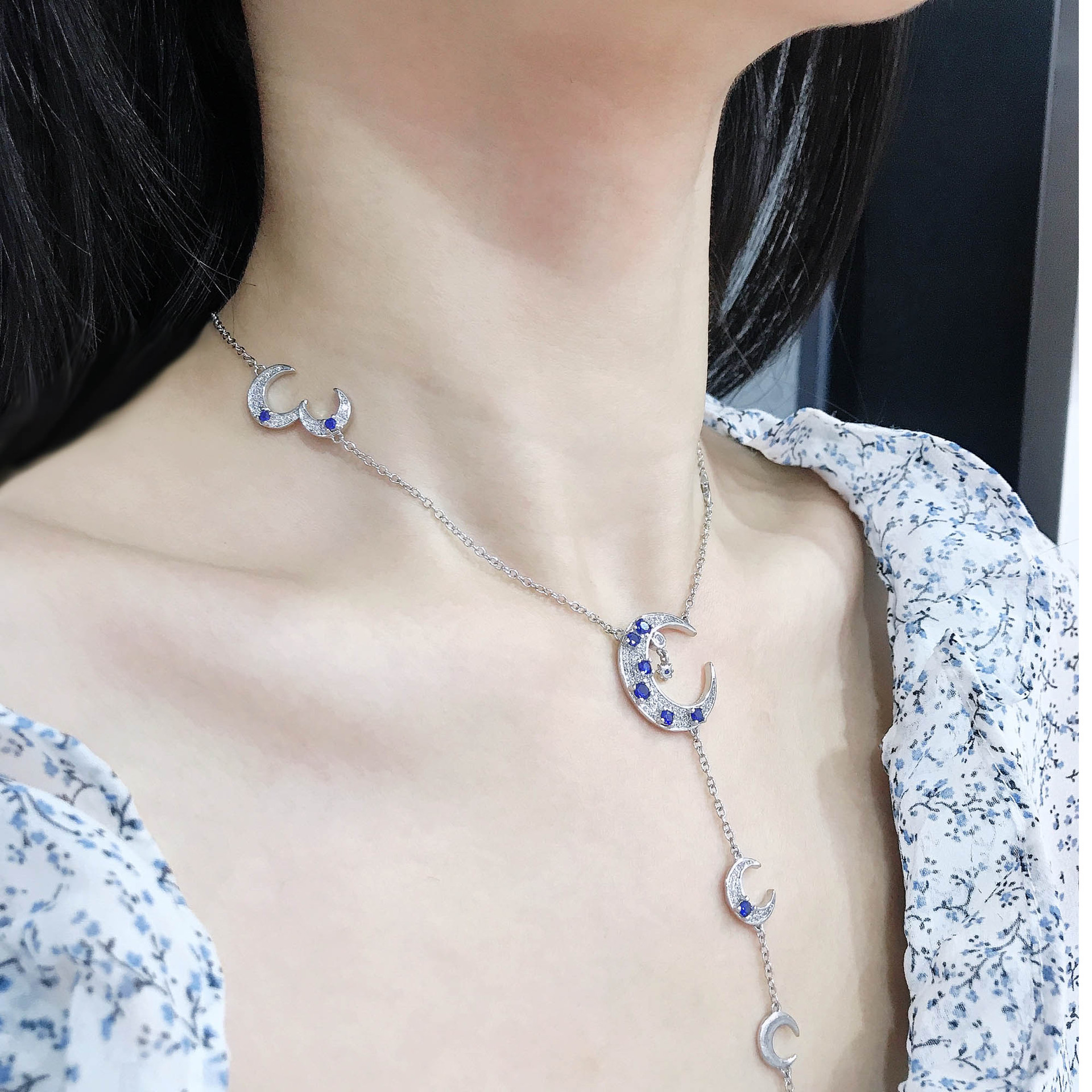 Niche Ins Style Micro Incrusté Zircon Étoiles Lune En Forme De Y Mi-longueur Clavicule Chaîne Foncé Bleu Soleil Lune Étoiles Collier display picture 5