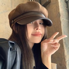 日系の黒いベレー帽の子供は秋冬毛です。レトロな子供の帽子が顔を見せています。