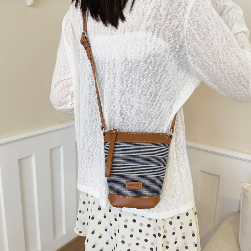 Colores contrastantes bolsos casuales balde de agua para teléfonos móviles coreanos versátiles de hombro retro 2026 bolsos de mujer a rayas nuevas bolsas