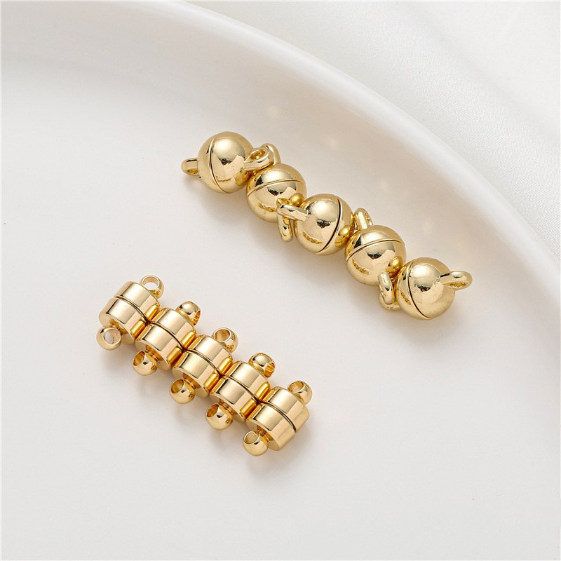 Magnetic spherical necklace