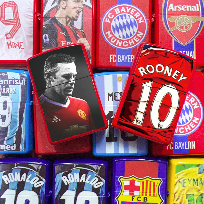 Encendedor de queroseno con diseño de jugador legendarario de la dinastía del fútbol, textura retro en relieve, acabado mate, artesanía