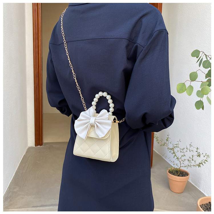Nihaojewelry Retro Rhombus Chain Bow Pearl Messenger Handbag Wholesale display picture 13