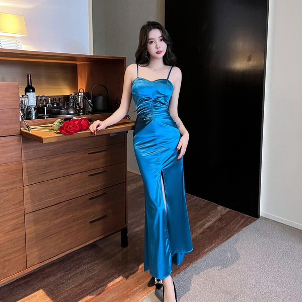 Celebrity temperament with a camisole and a dress that wraps around the waist， slit， and buttocks