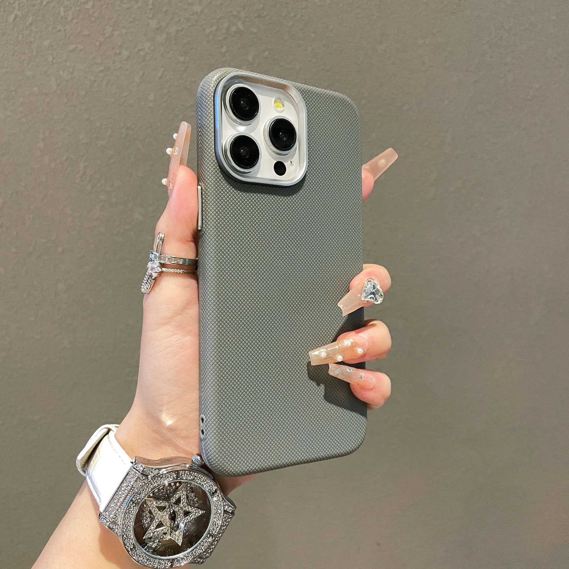 Cuadrícula de patrón de cruz para Apple 17PROMAX gran agujero caso de teléfono 16iphone13 / 14 caso de protección transfronteriza