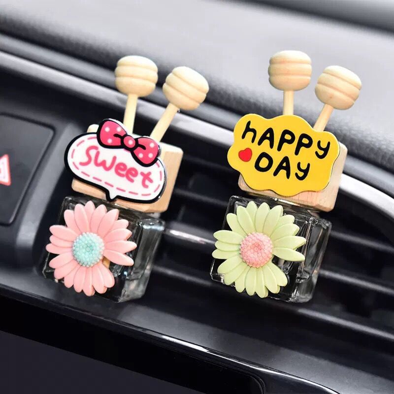 汽车香氛香薰女车上空调出风口夹可爱淡香车内装饰车载香水瓶