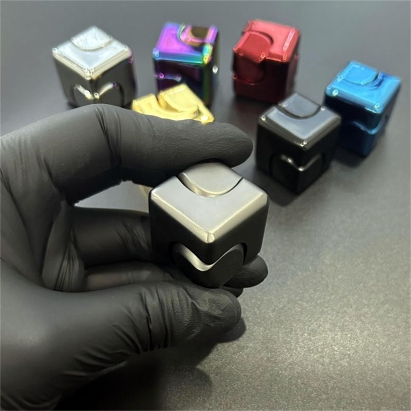 指先のジャイロのまぶしいルービックキューブの指のジャイロの正方形の指先のルービックキューブの金属の子供のおもちゃの減圧|undefined