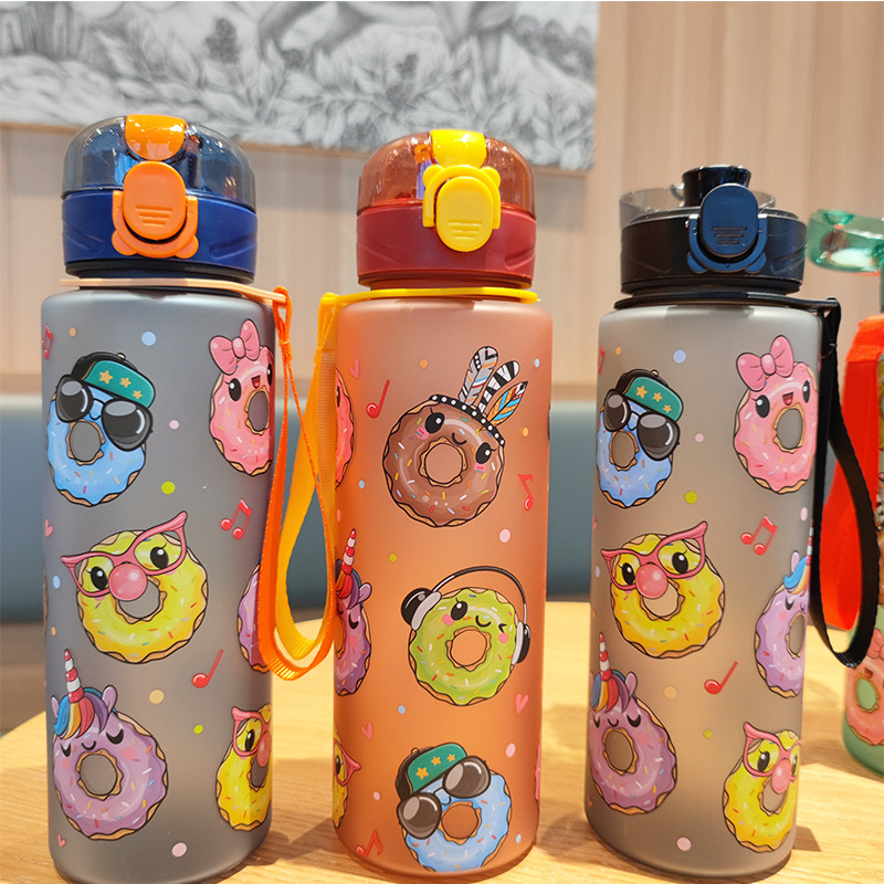 Nuevo patrón de dibujos animados taza de plástico esmerilado conveniente portátil taza de agua de donut cerradura tapa rebote taza de mochila de bebida directa