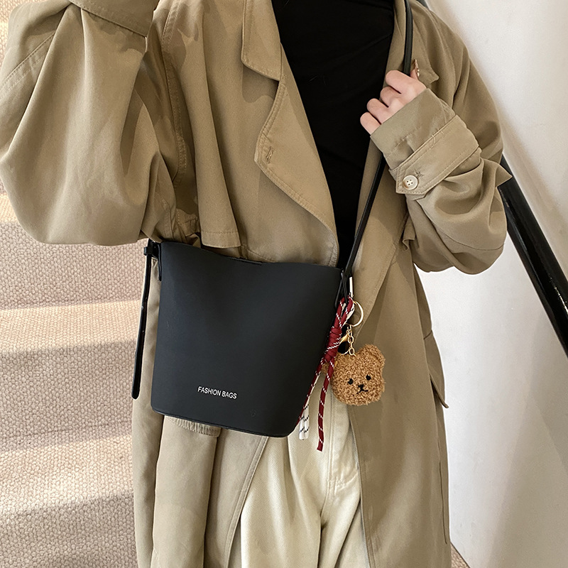 Bolsa de mano de seda retro esmerizada de alta calidad para mujeres 2025, nuevo bolso de balde de primavera simple y versátil.