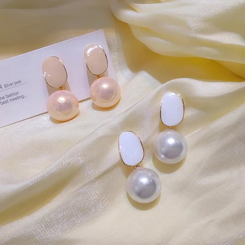 Fashionable Korean cute elegant earrings from pearl