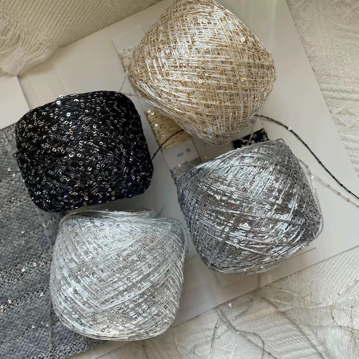 Sequin alambre de seda seda seda seda de color brillante cuentas de gancho suéter DIY tejido a mano 50g fábrica al por mayor