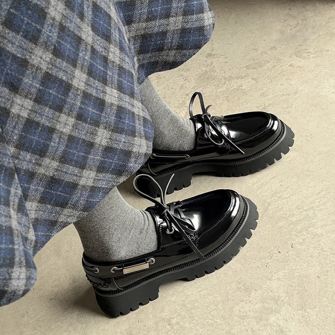 Giày loafer nữ đế dày mũi tròn buộc dây da bò — Đen (bóng)