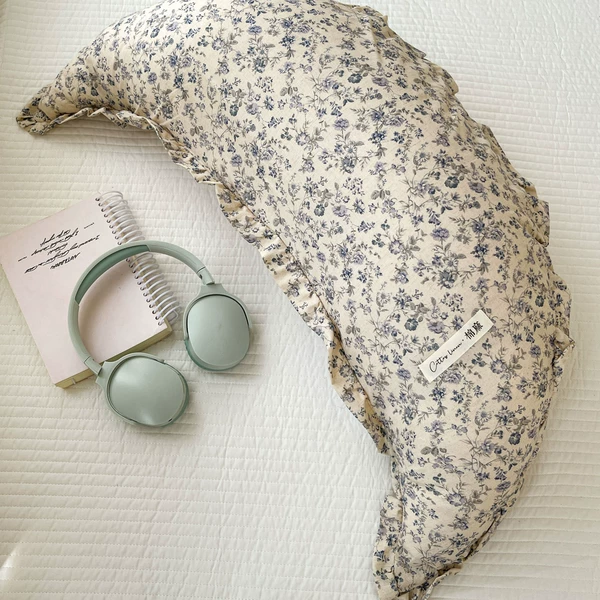 No. 011 cotton and linen crescent pillow