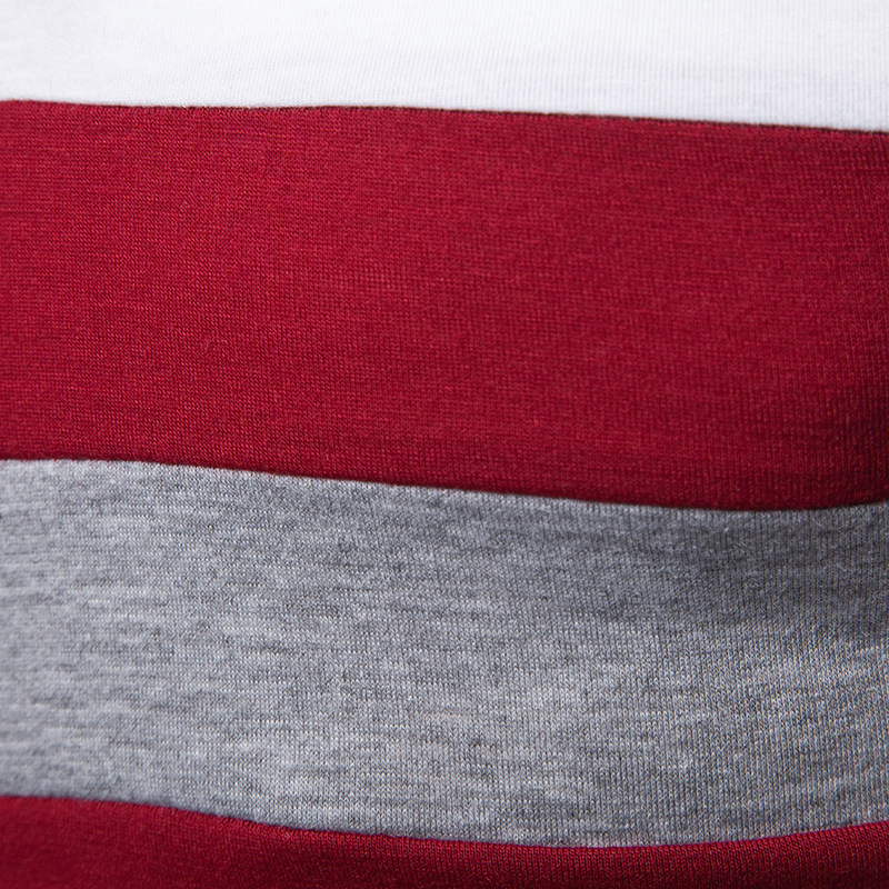 Maglia 2023 tre strisce sul petto, abbinamento alla moda con risvolto da uomo e polo a maniche corte_voghion.com