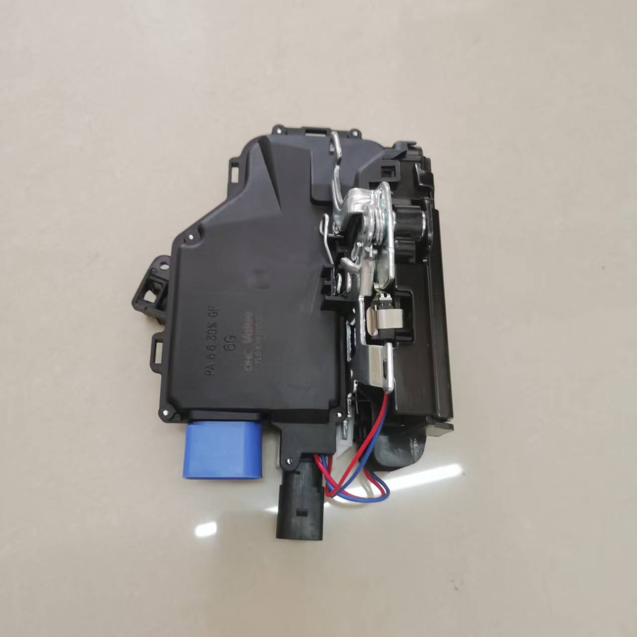 7L6839015D is suitable for Volkswagen Touareg 2002-2010 model year left rear door lock block 9-pin + 2-pin