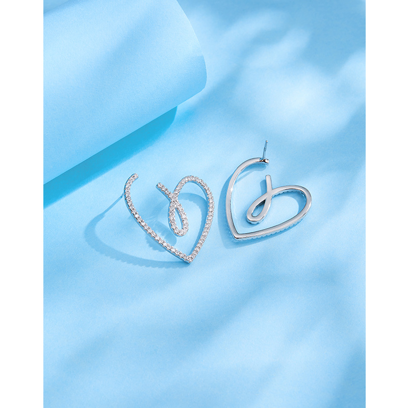 Lleno de diamantes pendientes encantadores para las mujeres 925 Luz de plata de lujo de alto grado temperamento nicho diseño pendientes en forma de corazón pendientes Nuevo