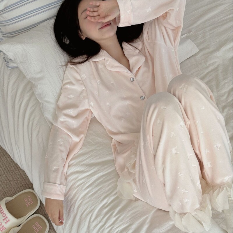 Autumn New Island Velvet Pajamas Women's Butterfly Embossed Double-Sided Velvet Korean Style Fresh and Casual Home Clothes Set Autumn New Island Velvet Pajamas Women's Butterfly Embossed Double-Sided Velvet Korean Style Fresh and Casual Home Clothes Set