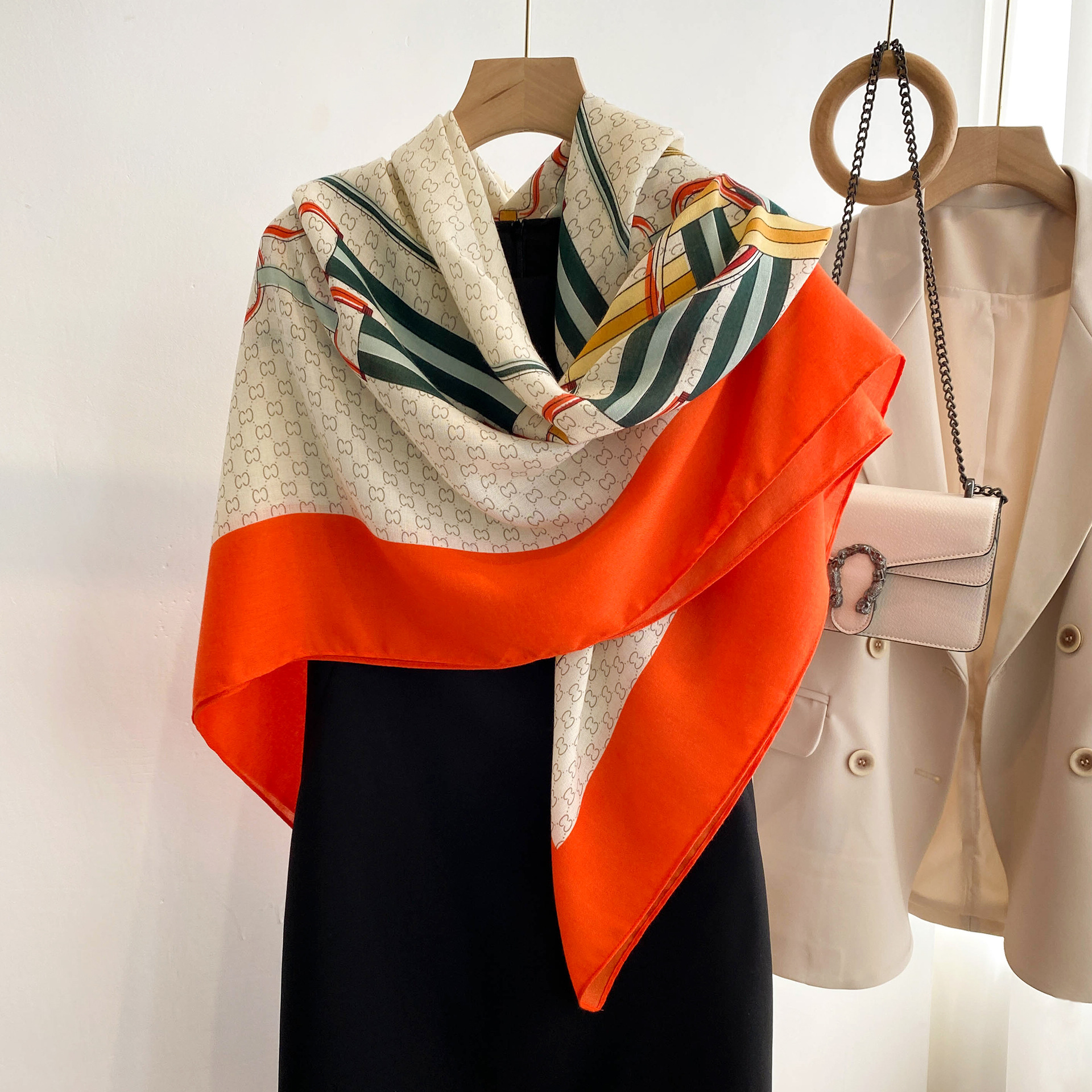 Comercio exterior Exportación cuero hebilla cadena impresión viaje protector solar chal bufanda de seda 135*135cm algodón y lino mano-sensación bufanda cuadrada grande