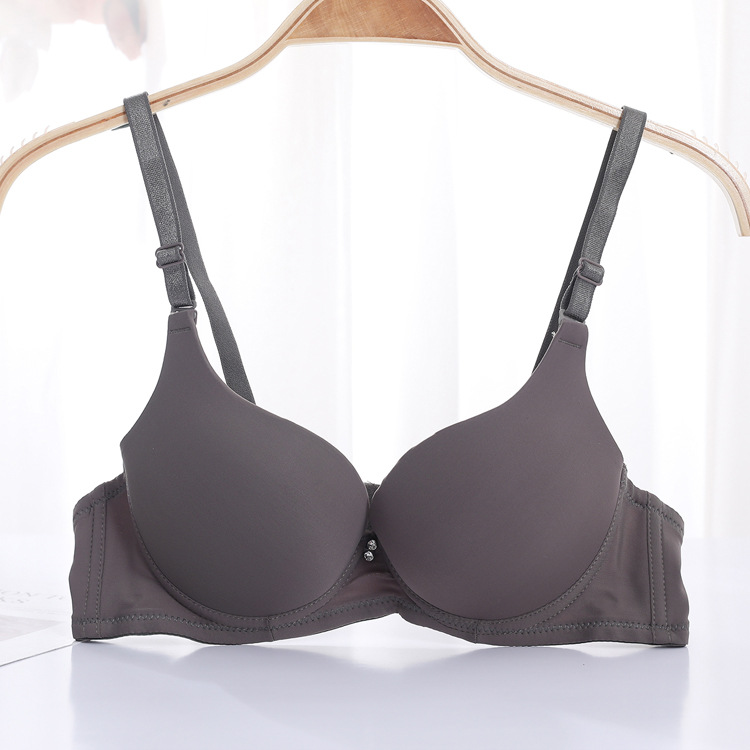 Fábrica de stock pequeño pecho grueso agrupado sujetador de acero anillo de acero ajustado tipo de ropa interior de mujer brillante sin marca sujetador