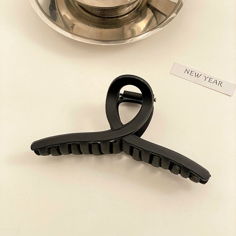 Pinza de pelo esmerilado negro horquilla femenina celebridad de Internet 2023 nueva Cabeza trasera clip de tiburón pelo Chuck clip de pelo tocado