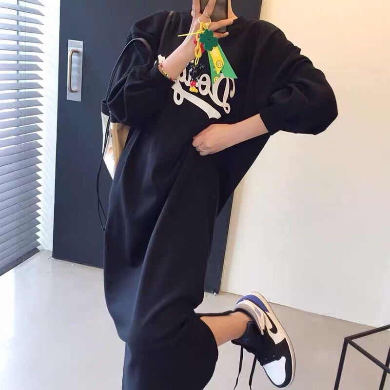 秋冬のアルファベットのプリントのガードルのスカートのサイドのポケットの怠惰な風のワンピースの女性の中で長いタイプのカジュアルな百合のゆったりしています。